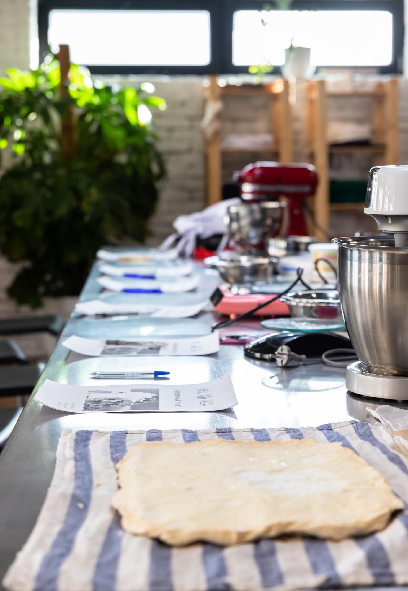 Laboratorio di cucina con attrezzi professionali